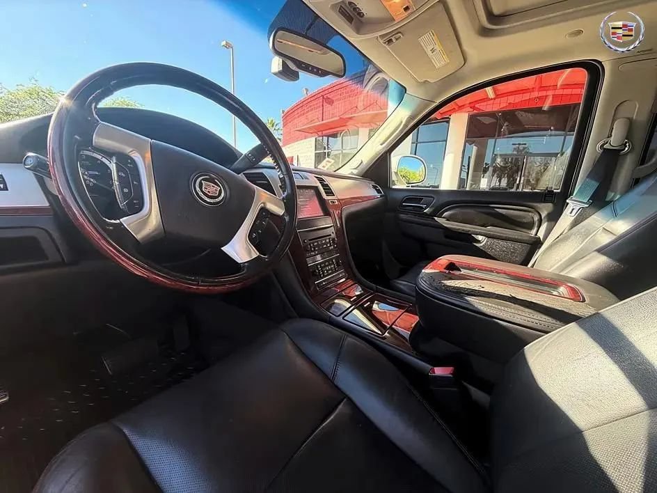 Used 2013 Cadillac Escalade Premium RWD image 12