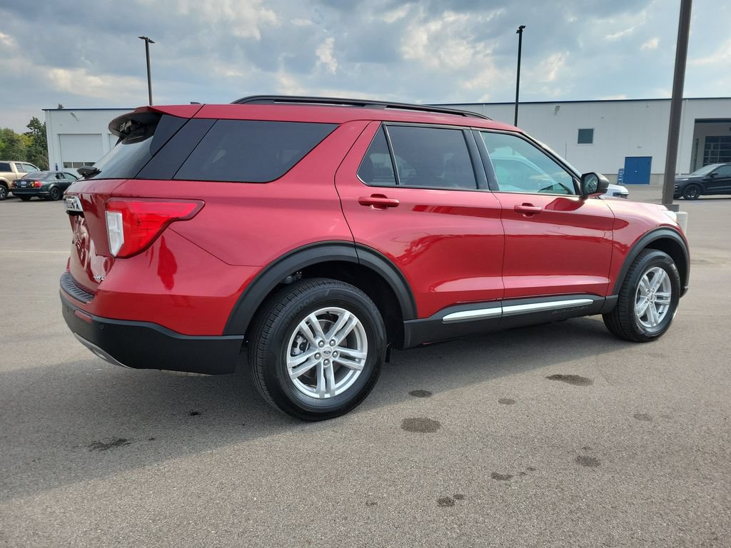 Used 2024 Ford Explorer XLT w/ Equipment Group 202A AWD/4WD image 4