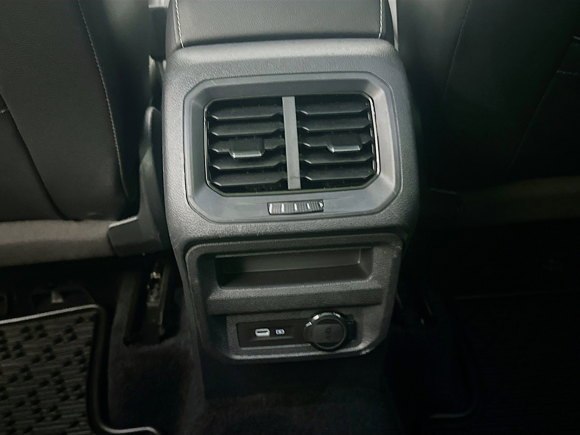 Used 2022 Volkswagen Tiguan SE w/ Panoramic Sunroof Package image 27