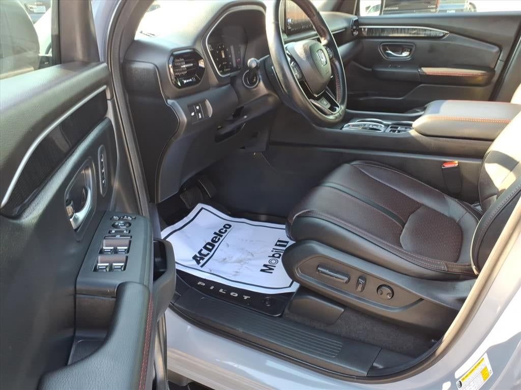 Used 2025 Honda Pilot Black Edition image 4