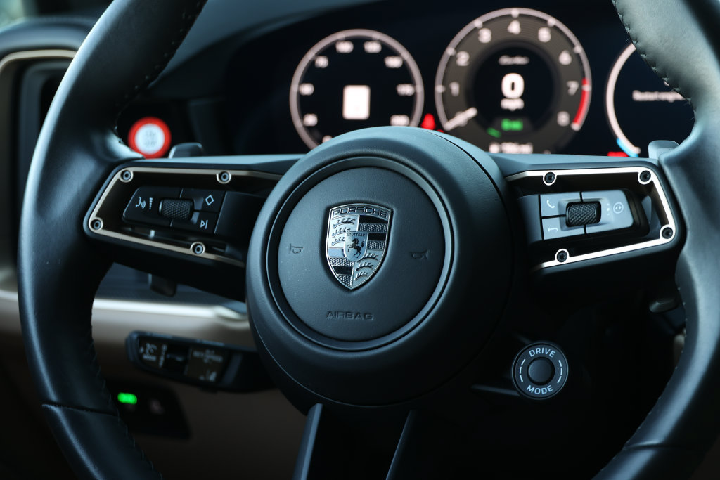 Certified 2025 Porsche Cayenne Turbo AWD/4WD image 46