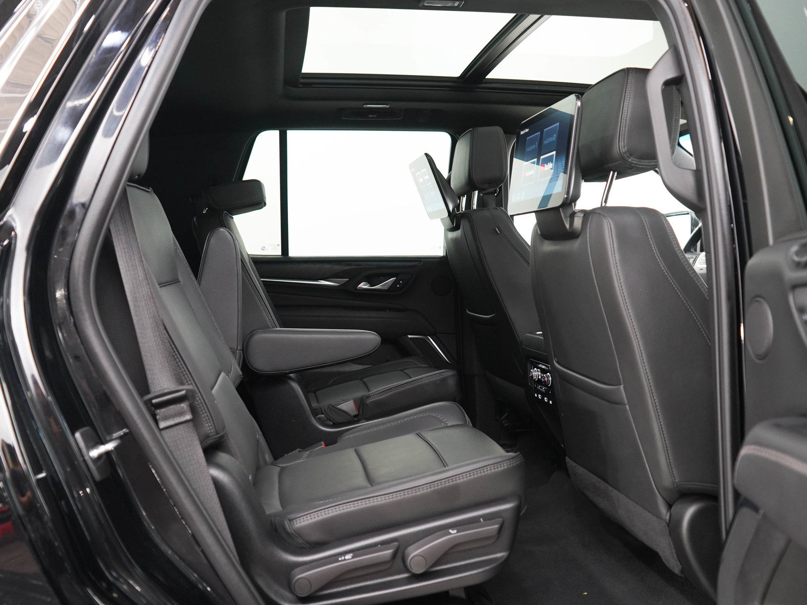 Used 2024 GMC Yukon Denali w/ Denali Reserve Package AWD/4WD image 13