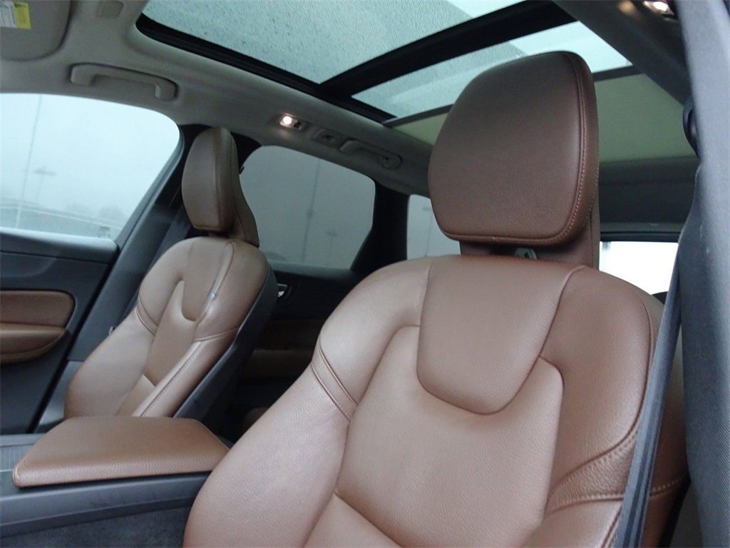 Used 2019 Volvo XC60 T5 Momentum w/ Multimedia Package image 10