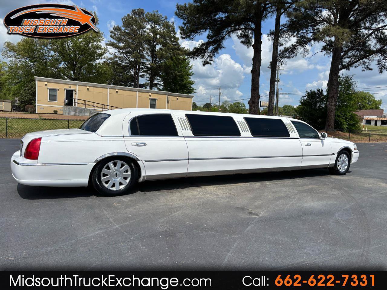 Used 2004 Lincoln Town Car Executive RWD image 1