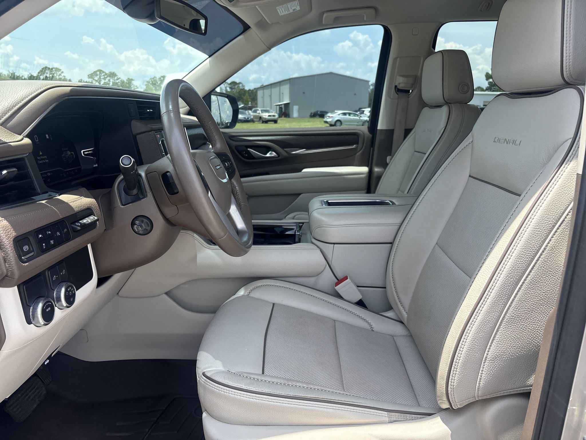 Used 2022 GMC Yukon XL Denali RWD image 11
