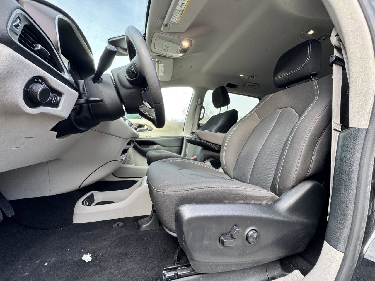 Used 2023 Chrysler Voyager LX image 3