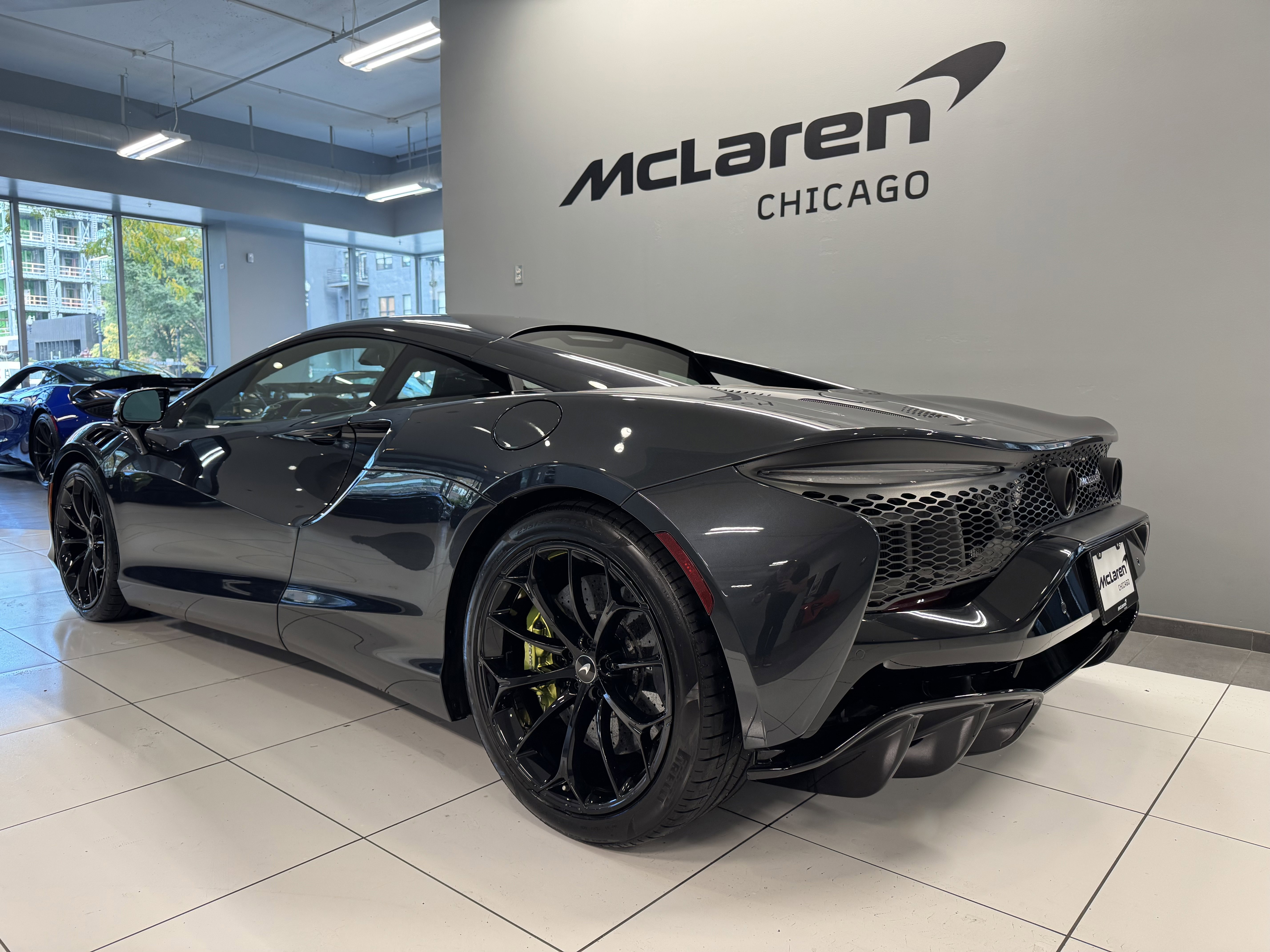 Used 2023 McLaren Artura image 3