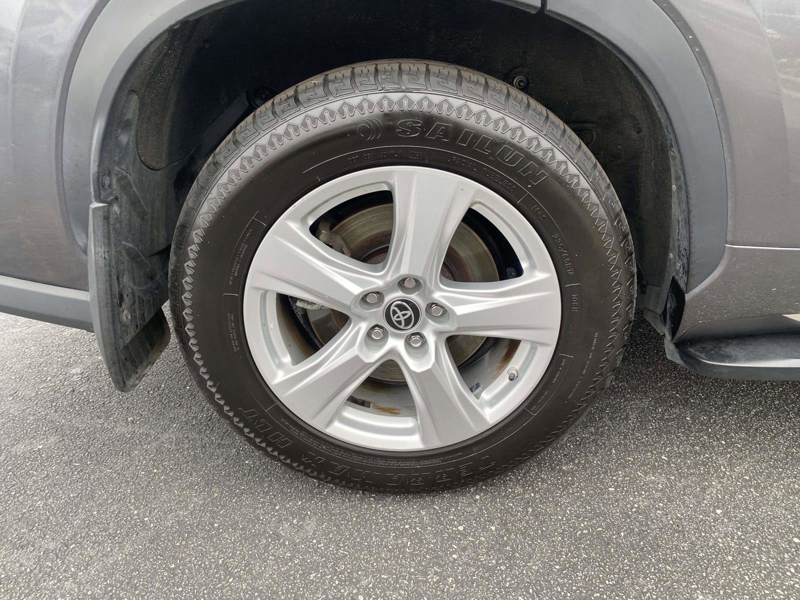 Used 2022 Toyota Highlander LE image 9