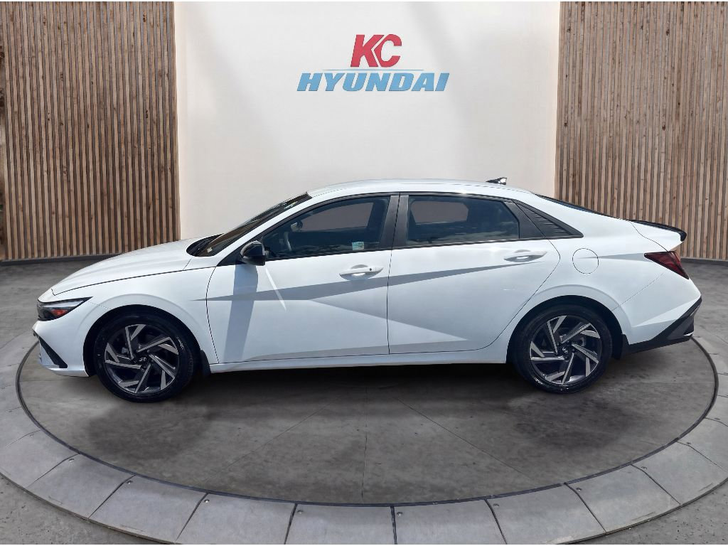 Used 2025 Hyundai Elantra Blue image 21