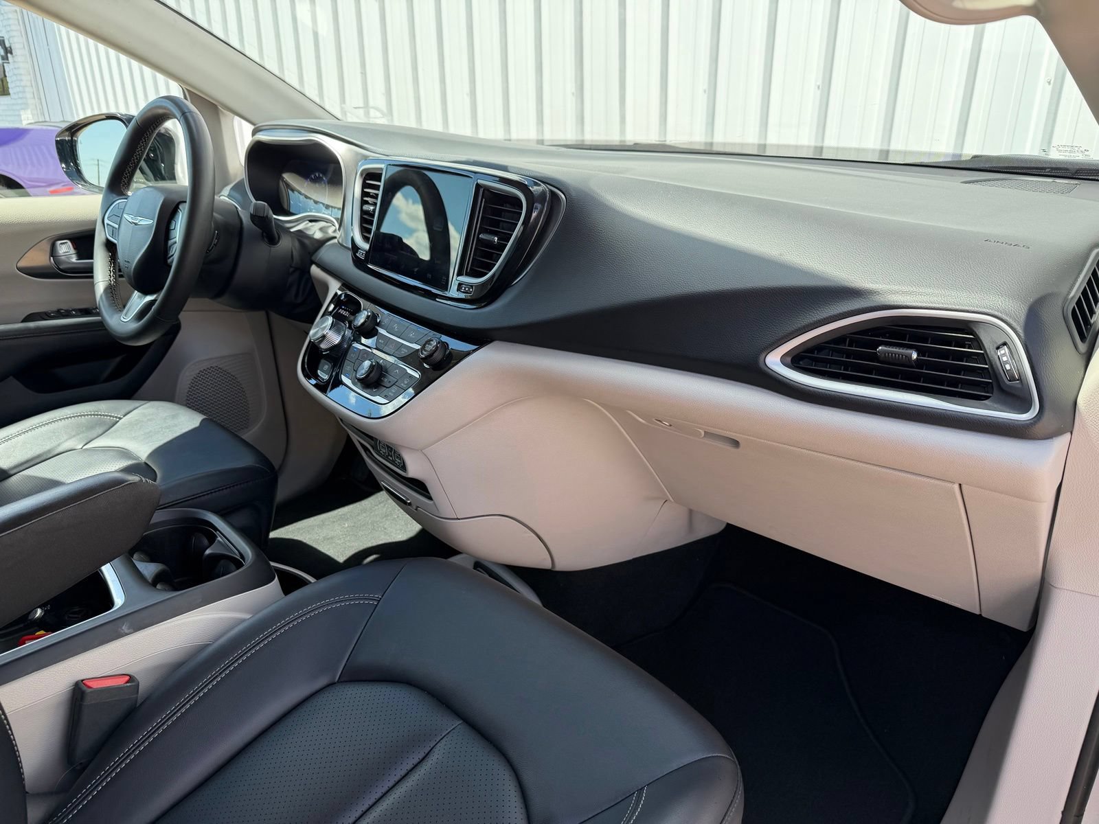 Used 2024 Chrysler Pacifica Touring-L FWD image 18