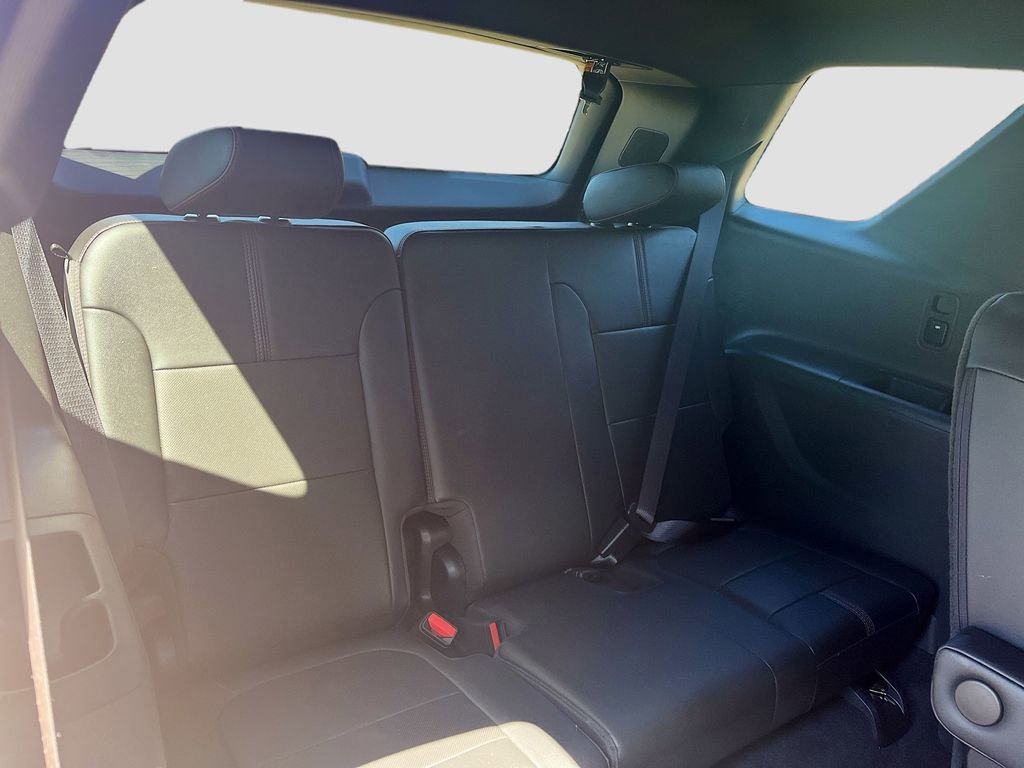 Used 2023 Chevrolet Traverse RS w/ LPO, Floor Liner Package FWD image 28