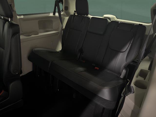 Used 2016 Chrysler Town & Country Touring FWD image 12
