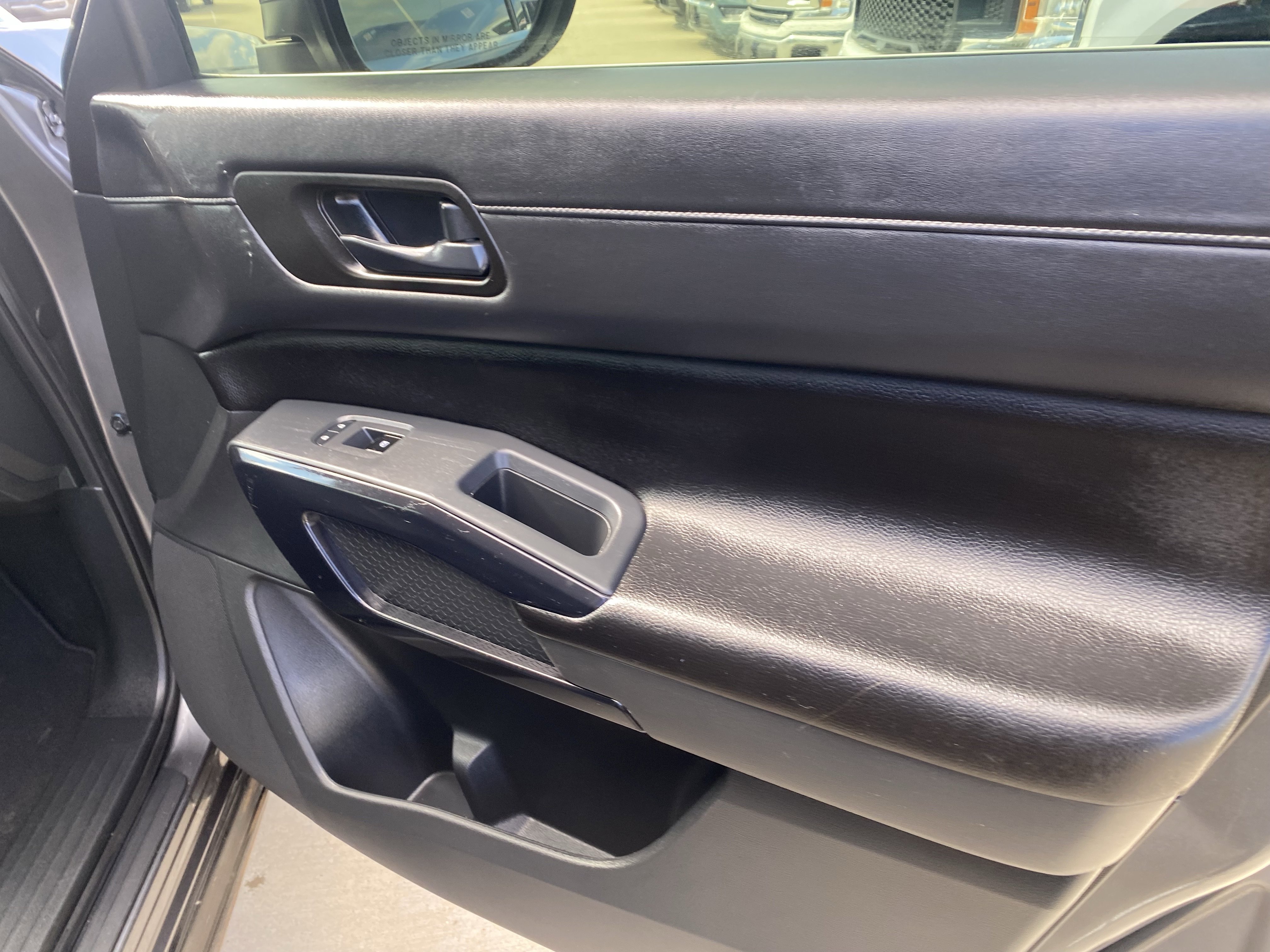 Used 2024 Nissan Pathfinder S image 13