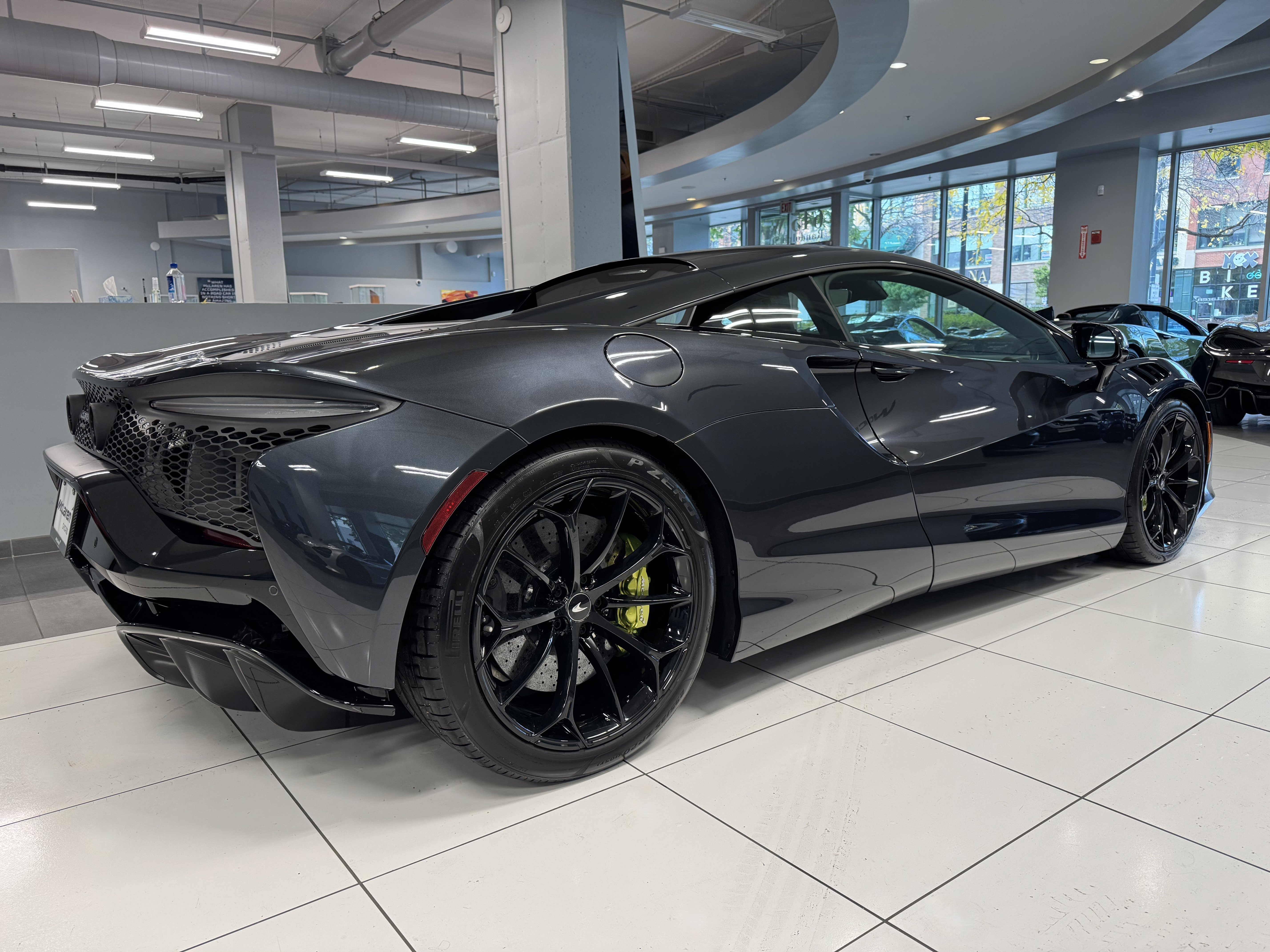 Used 2023 McLaren Artura image 6