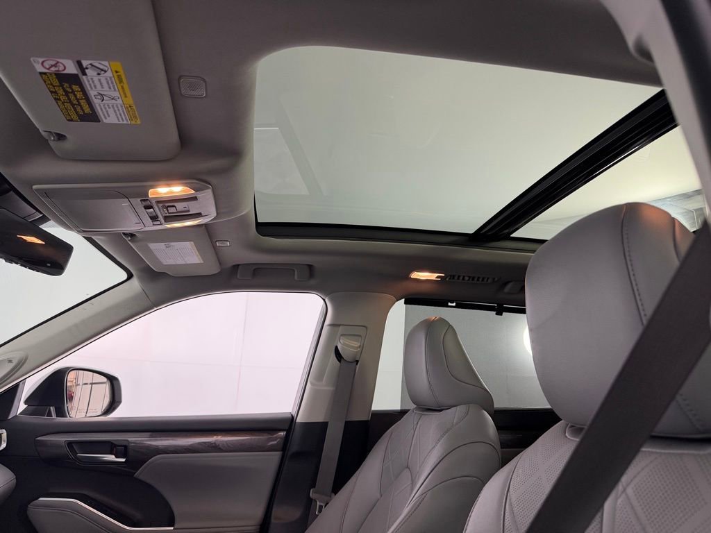 Used 2024 Toyota Highlander Platinum image 25