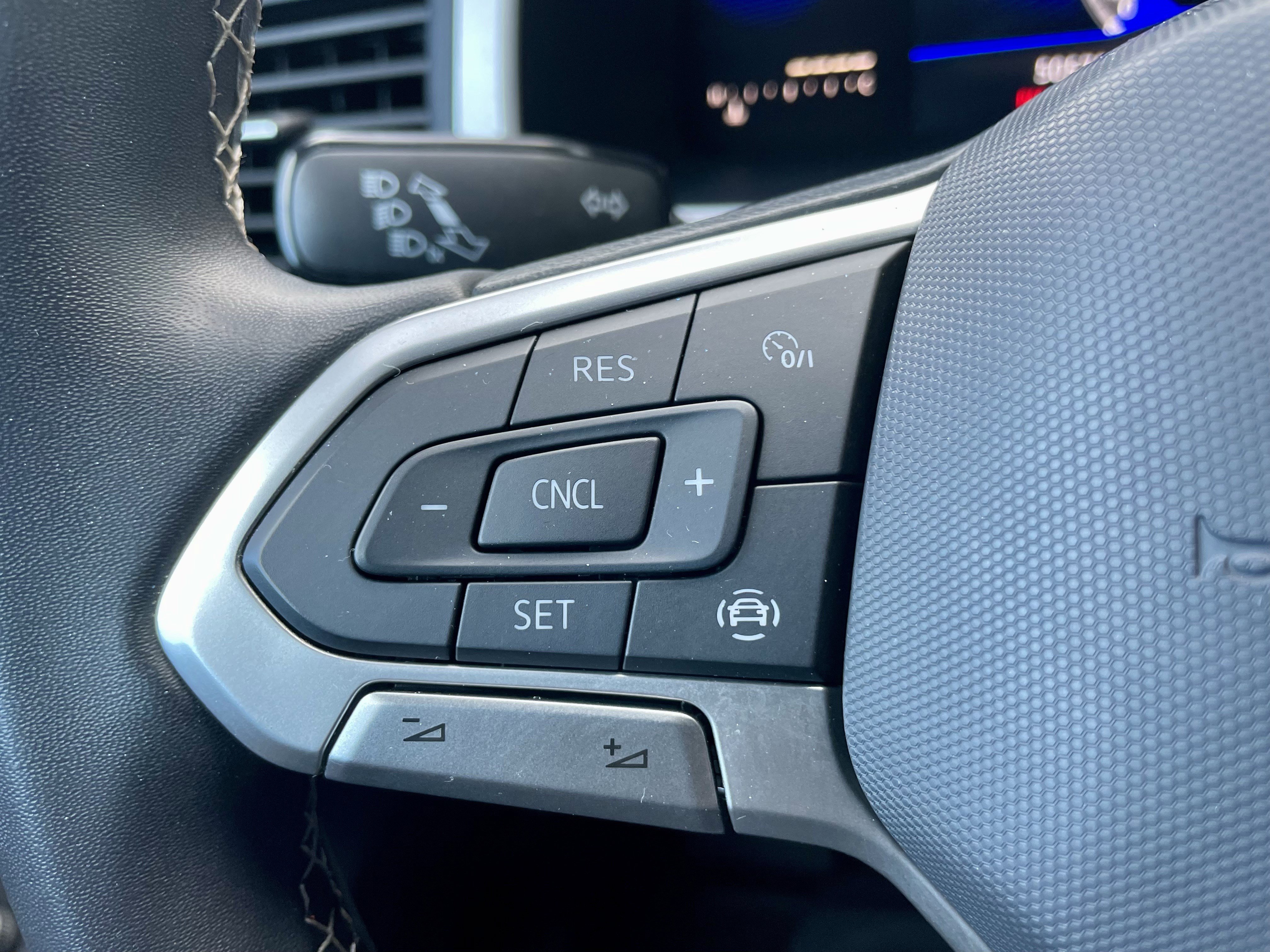 Used 2022 Volkswagen Atlas Cross Sport SE image 22