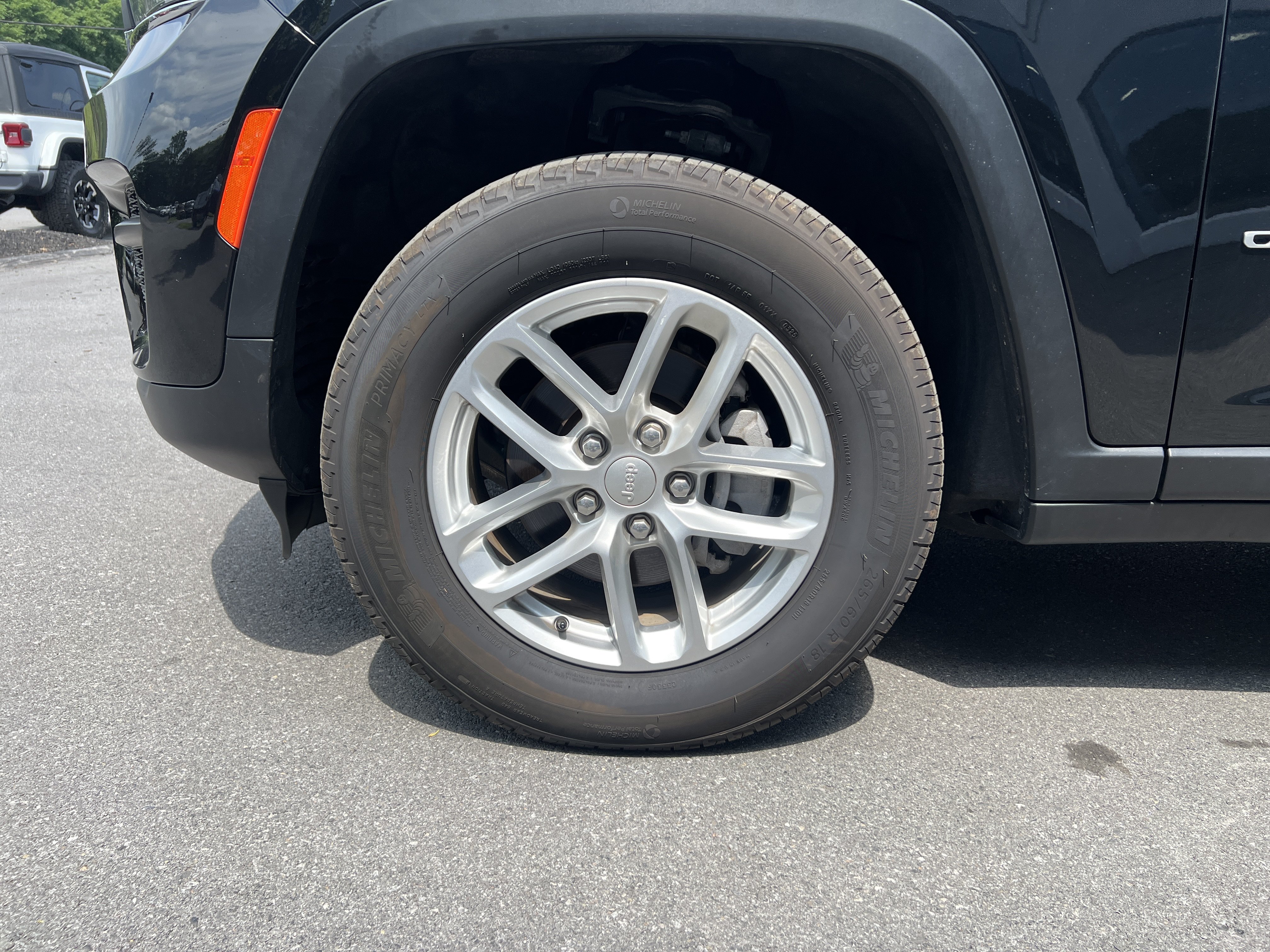 Certified 2025 Jeep Grand Cherokee Laredo X w/ Luxury Tech Group I AWD/4WD image 11