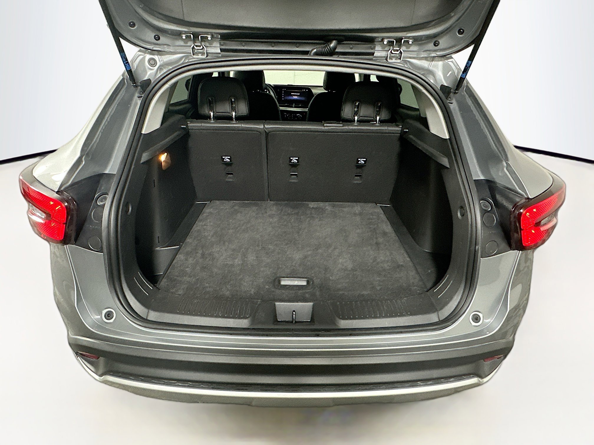 Used 2025 Chevrolet Trax LT w/ LT Convenience Package image 28