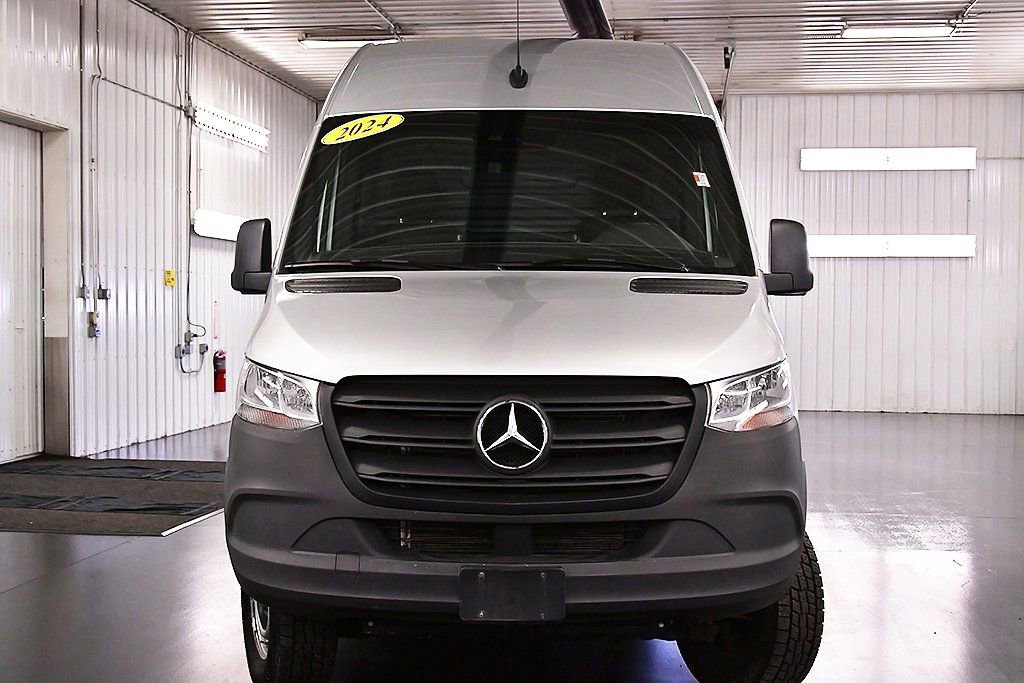 Used 2024 Mercedes-Benz Sprinter 2500 image 2