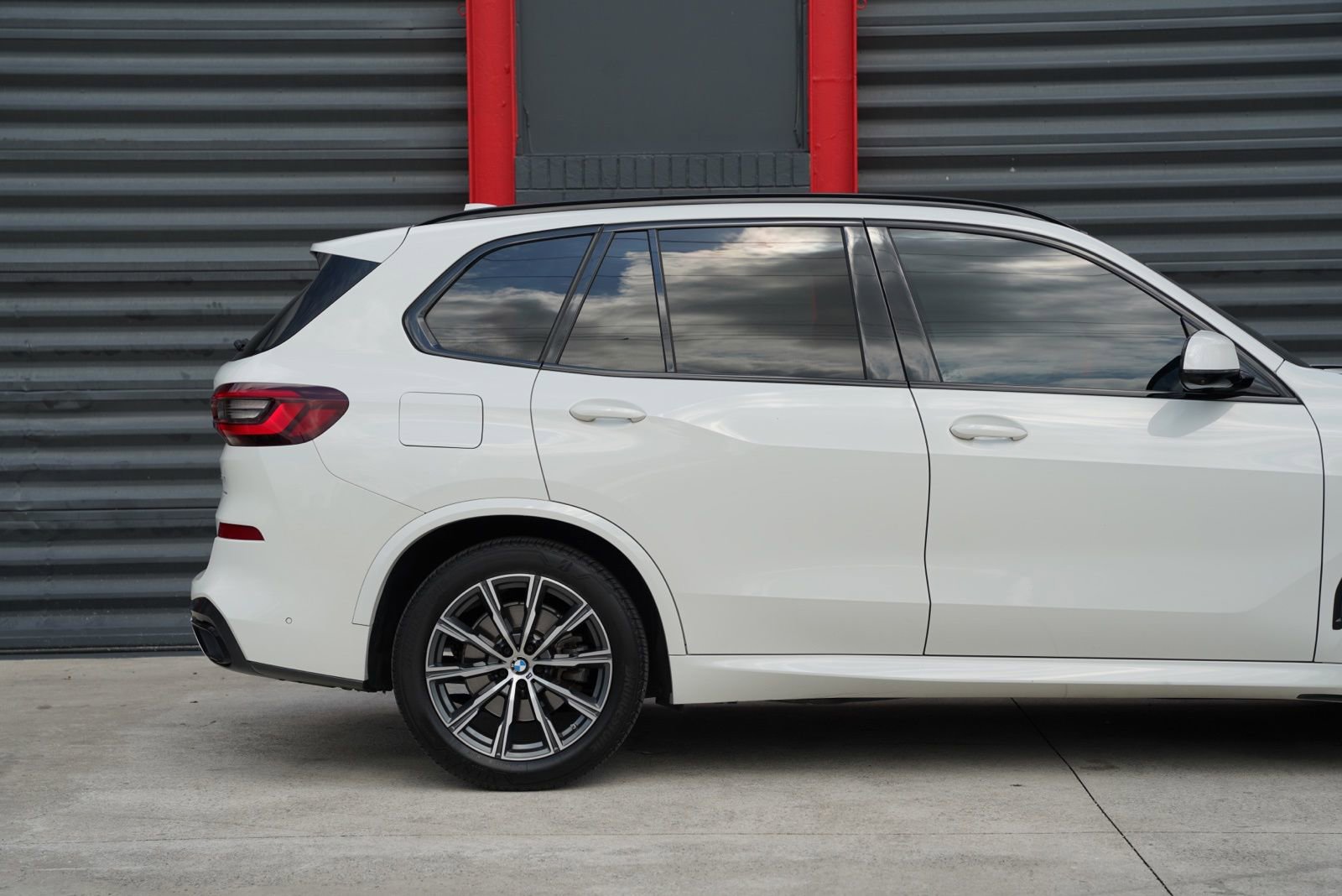 Used 2022 BMW X5 sDrive40i w/ M Sport Package RWD image 4