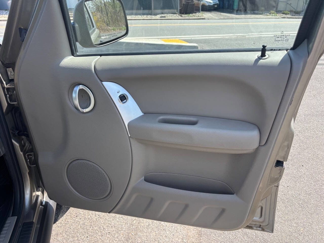 Used 2006 Jeep Liberty Limited AWD/4WD image 16