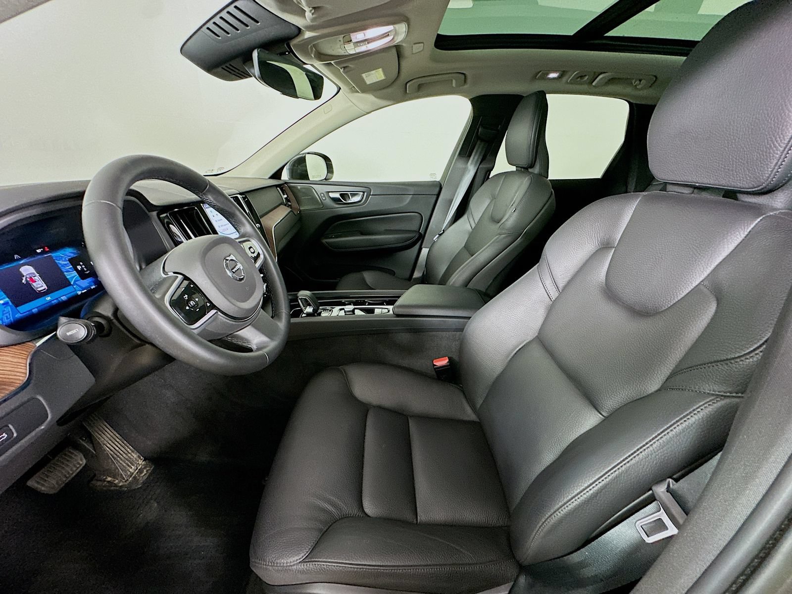Used 2023 Volvo XC60 B5 Plus AWD/4WD image 33
