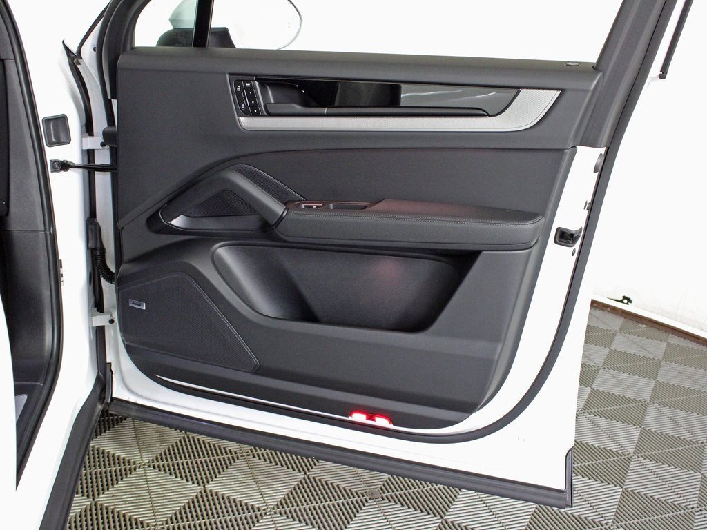 Used 2025 Porsche Cayenne image 37