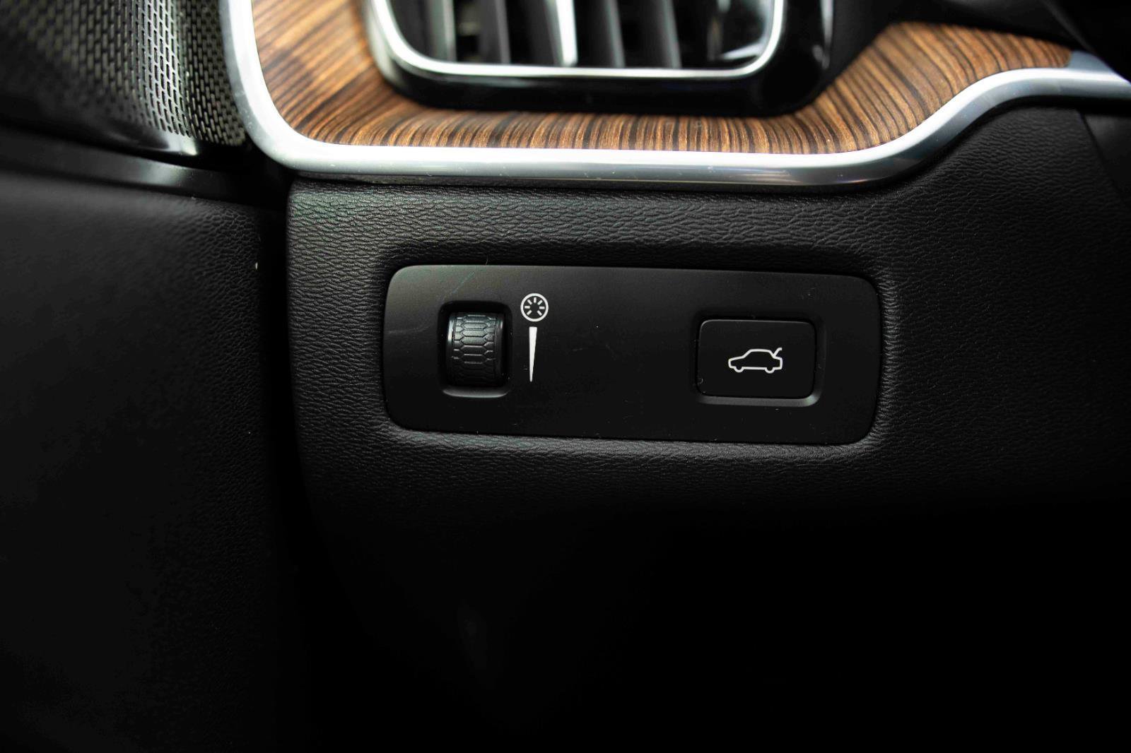Used 2021 Volvo XC60 T5 Momentum w/ Protection Package Premier image 12