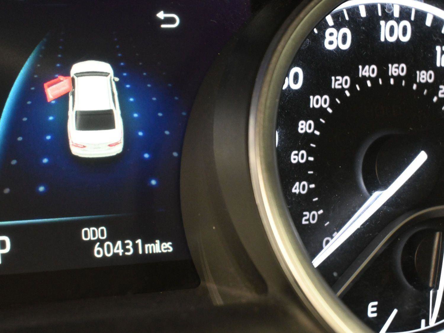 Used 2022 Toyota Camry XLE FWD image 3
