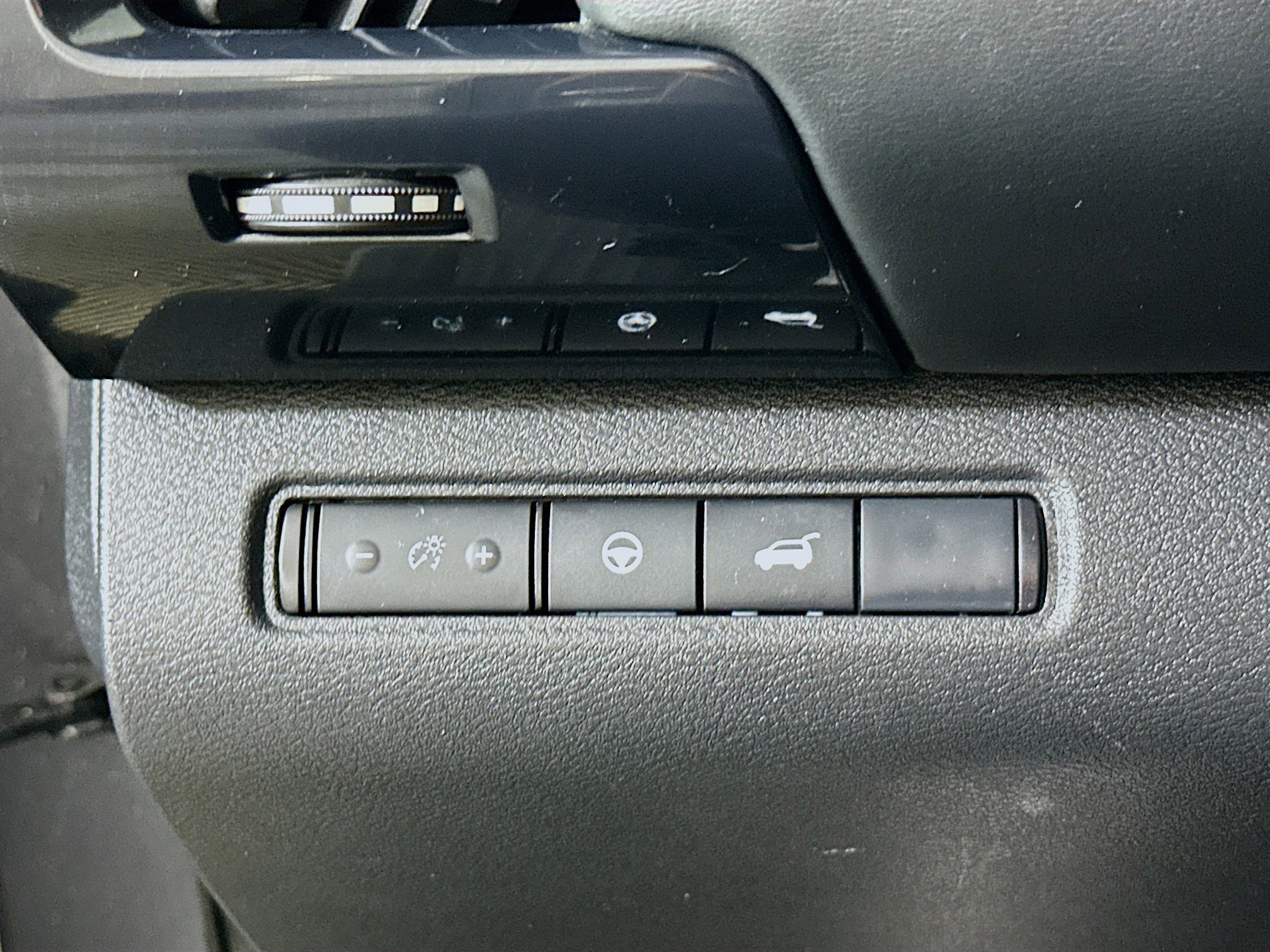 Used 2025 Nissan Pathfinder SV FWD image 16