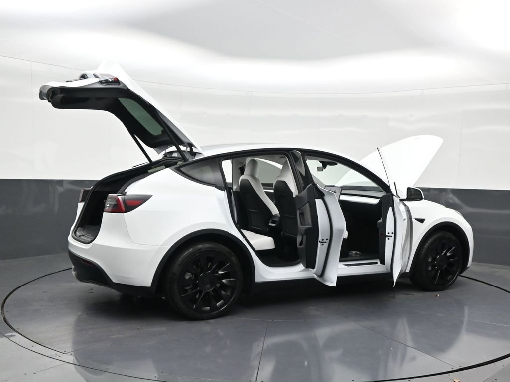 Used 2024 Tesla Model Y Long Range image 32