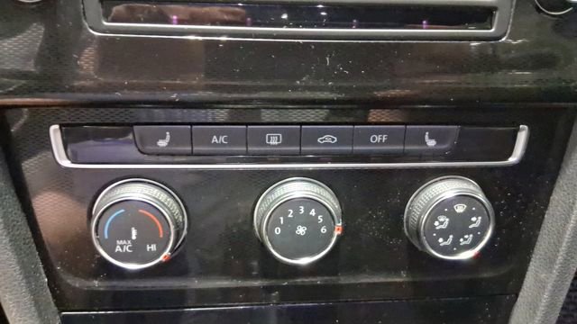 Used 2016 Volkswagen Golf 4-Door image 32