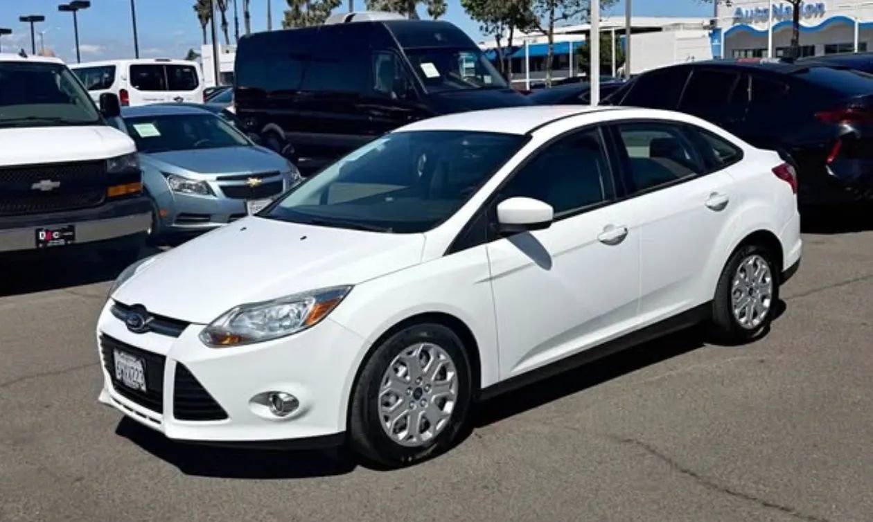 Used 2012 Ford Focus SE FWD image 2