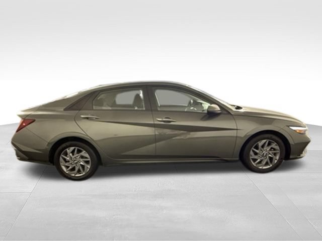 Used 2024 Hyundai Elantra SEL FWD image 11