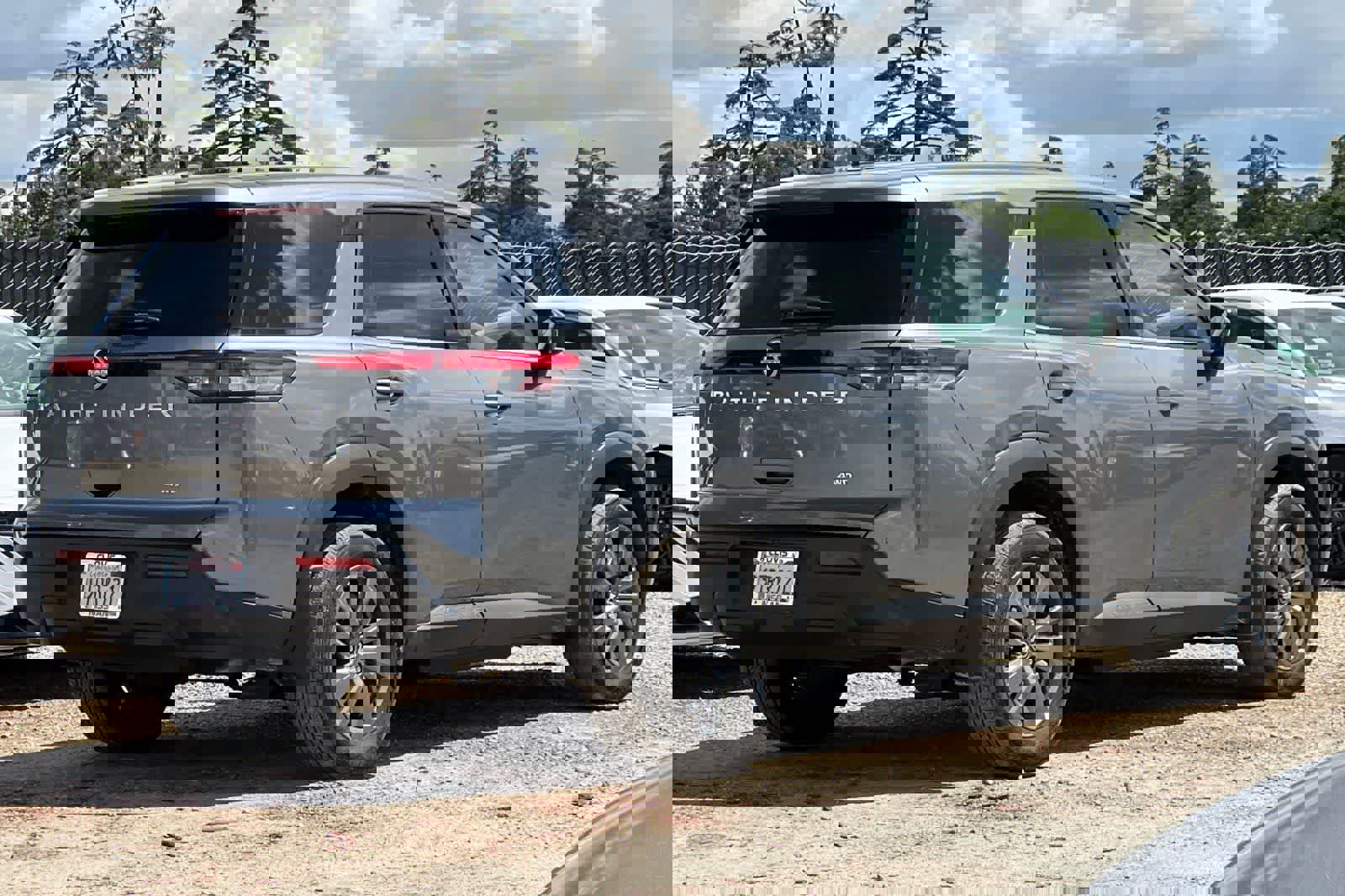 Used 2025 Nissan Pathfinder S image 3