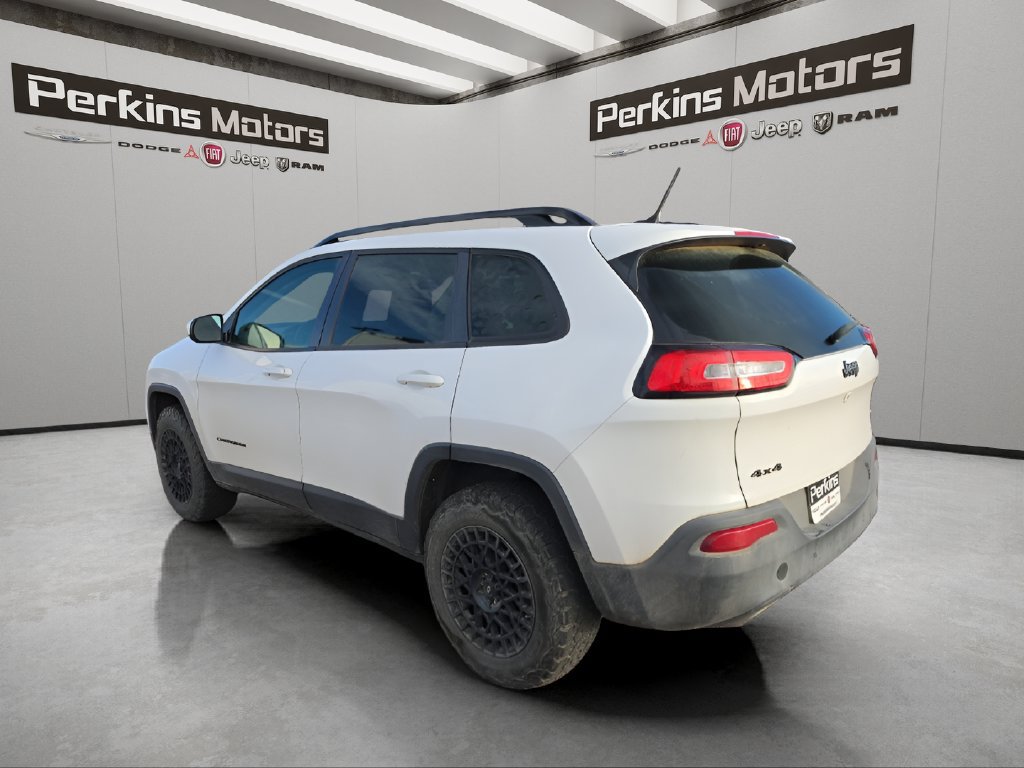 Used 2018 Jeep Cherokee Latitude w/ Altitude Package AWD/4WD image 3