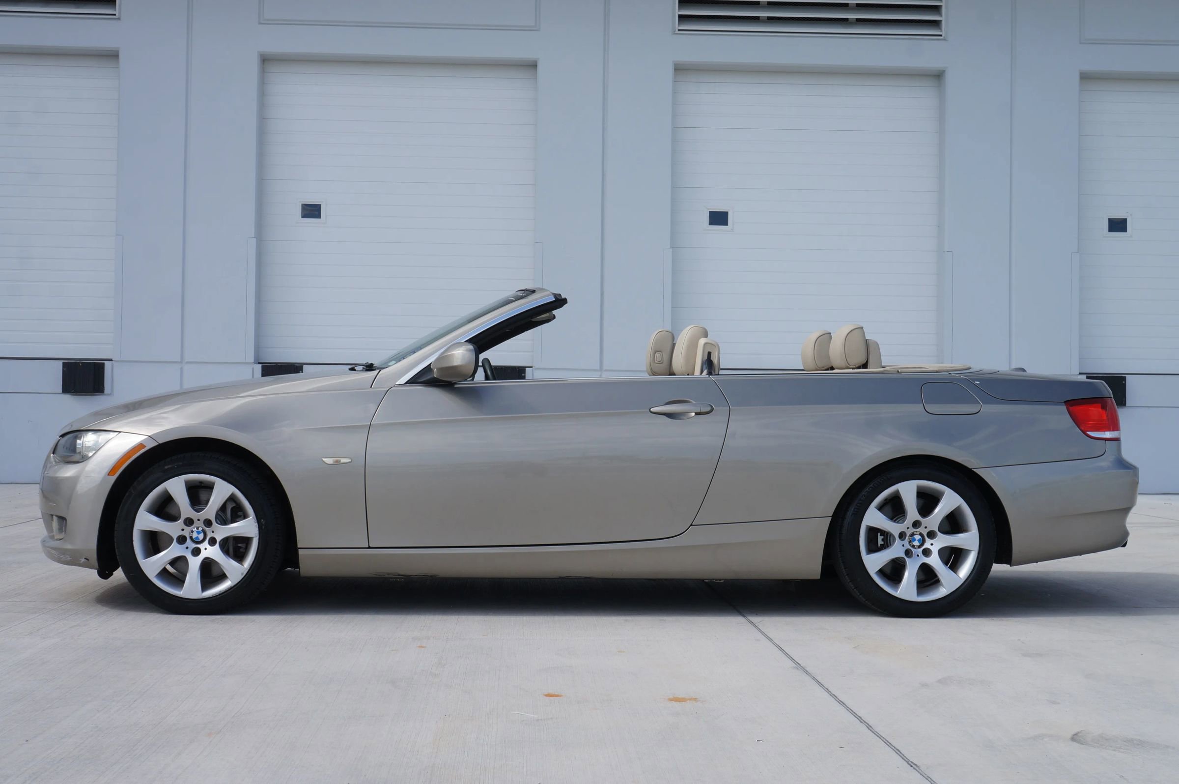 Used 2010 BMW 335i Convertible image 10