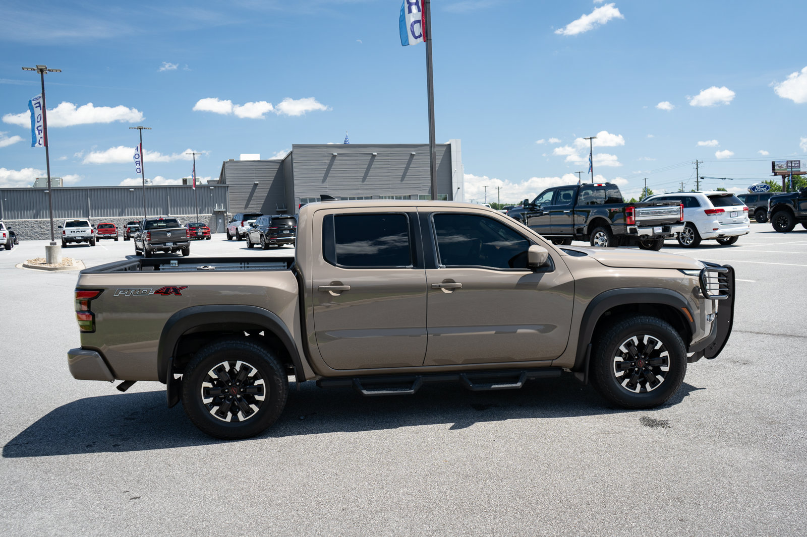 Used 2023 Nissan Frontier PRO-4X w/ Pro Convenience Package AWD/4WD image 11