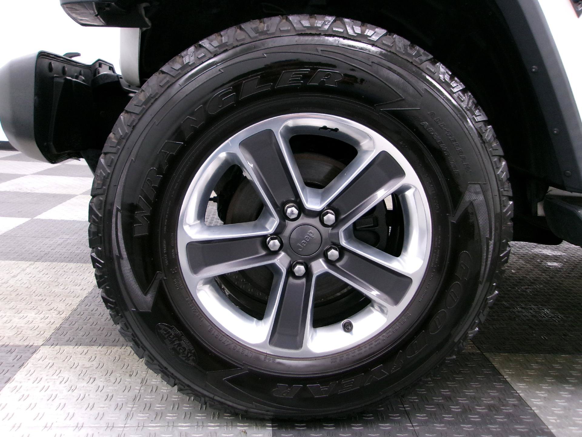 Used 2019 Jeep Wrangler Unlimited Sahara AWD/4WD image 15
