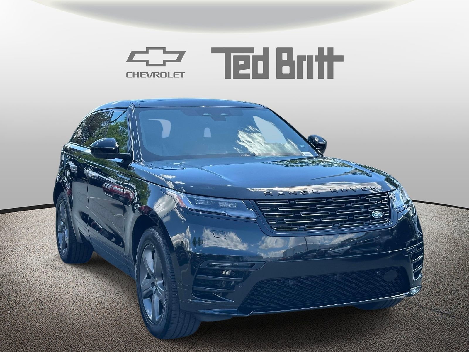 Used 2025 Land Rover Range Rover Velar Dynamic SE AWD/4WD image 3