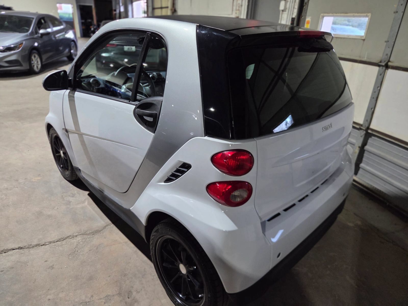 Used 2015 smart fortwo pure RWD image 2