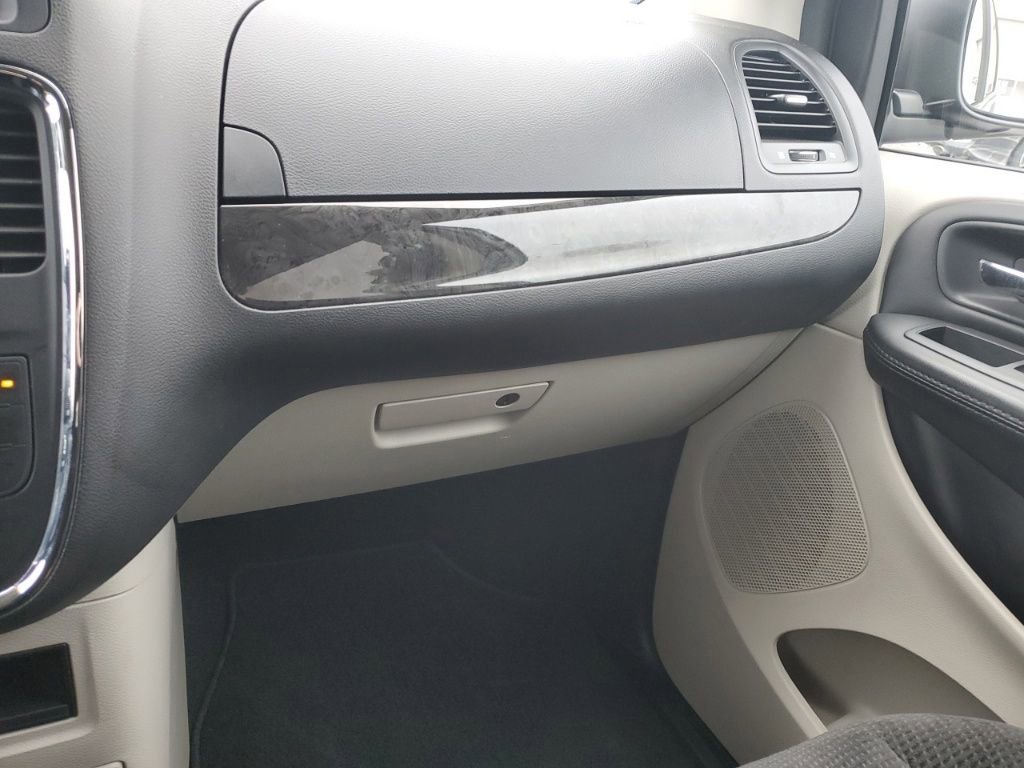 Used 2018 Dodge Grand Caravan SE w/ UConnect Hands-Free Group image 20