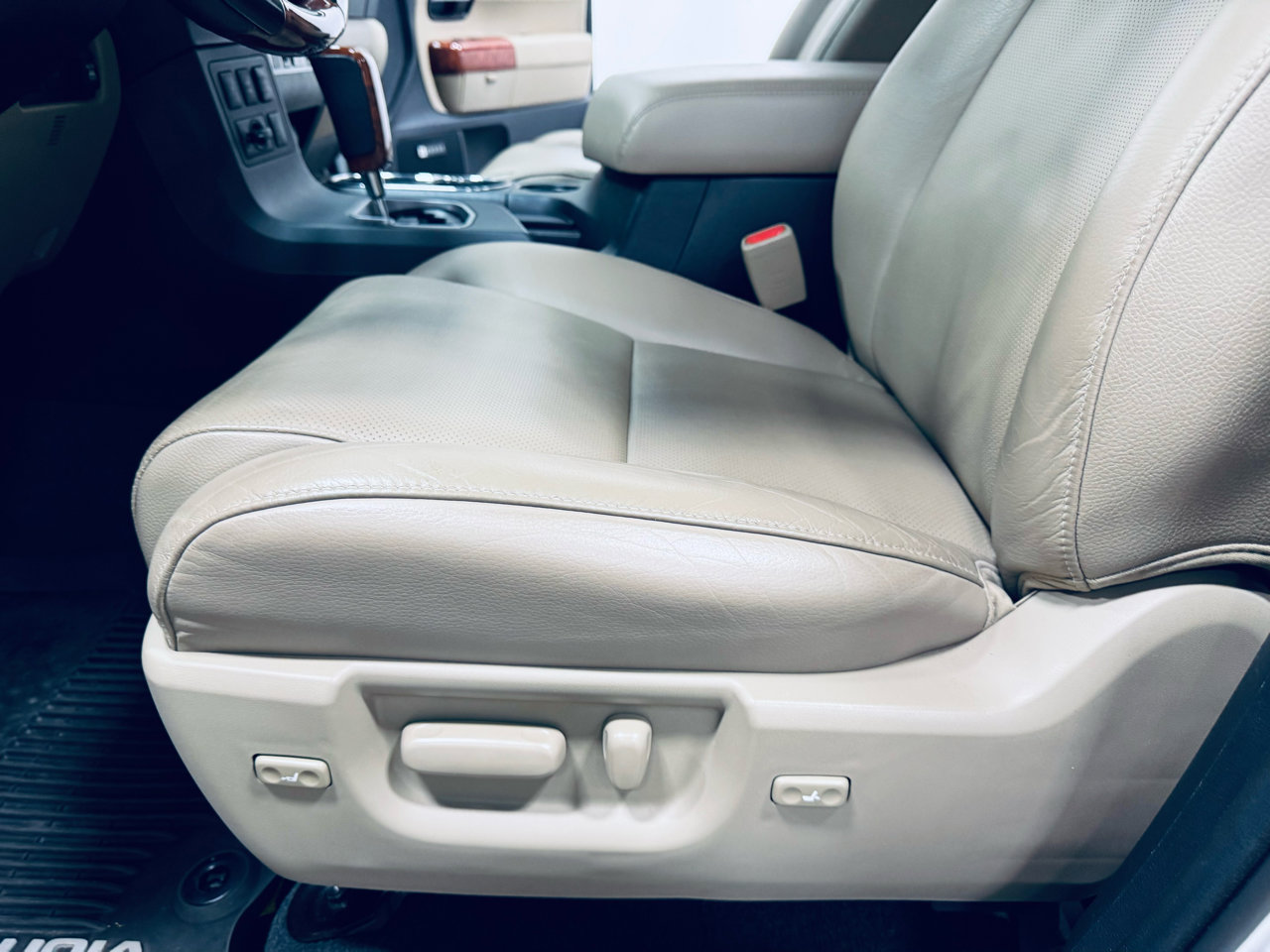 Used 2020 Toyota Sequoia Platinum image 33