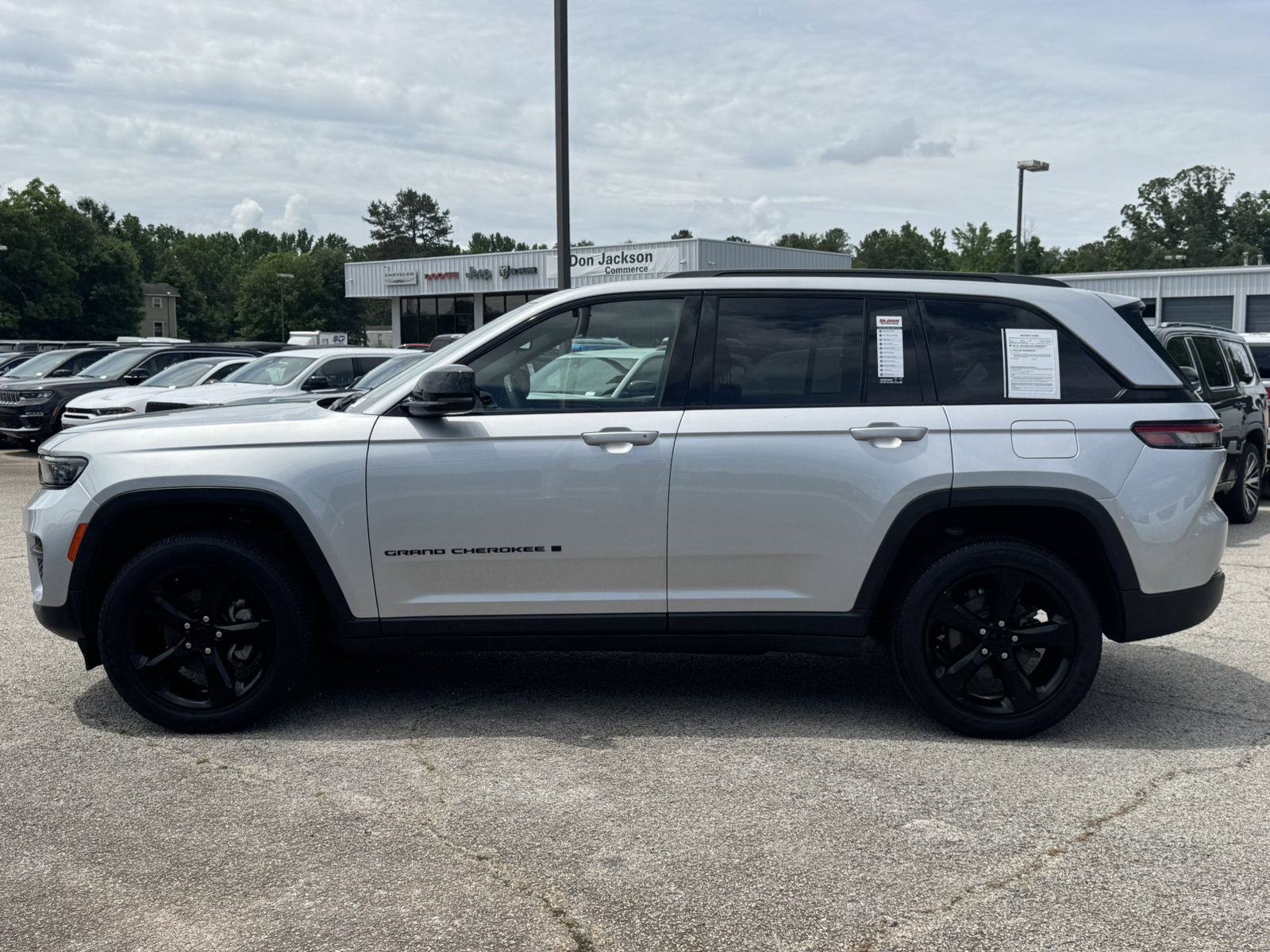 Used 2023 Jeep Grand Cherokee Altitude AWD/4WD image 8