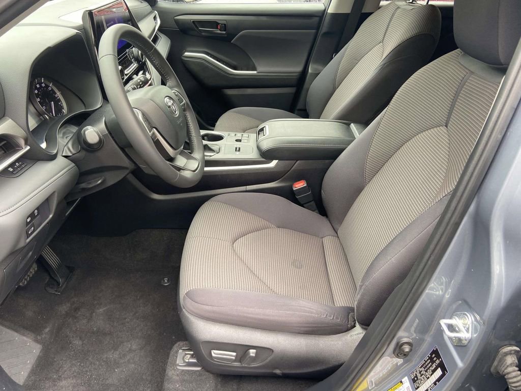 Used 2024 Toyota Highlander LE FWD image 16