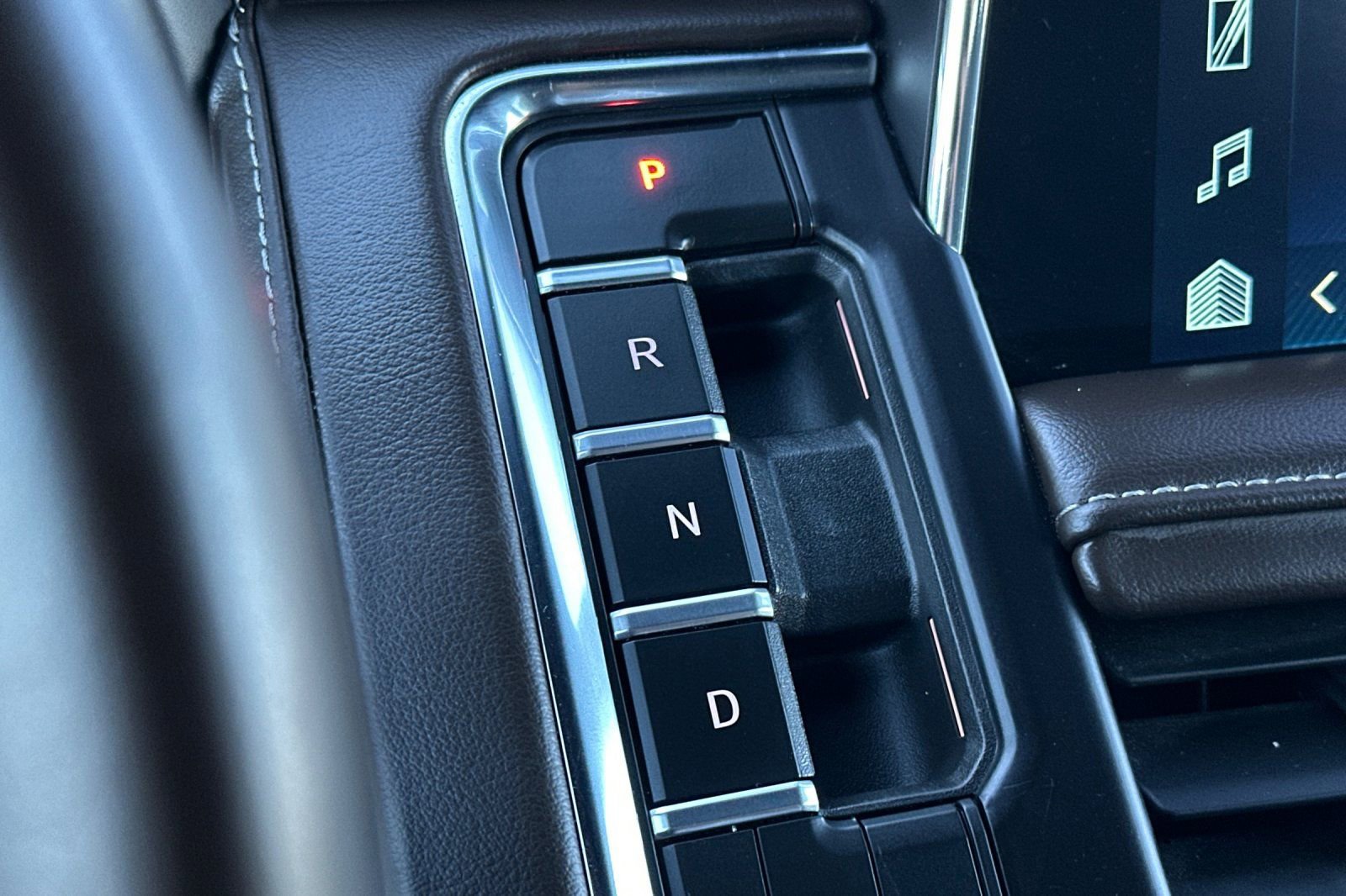 Used 2024 Chevrolet Suburban LT image 31