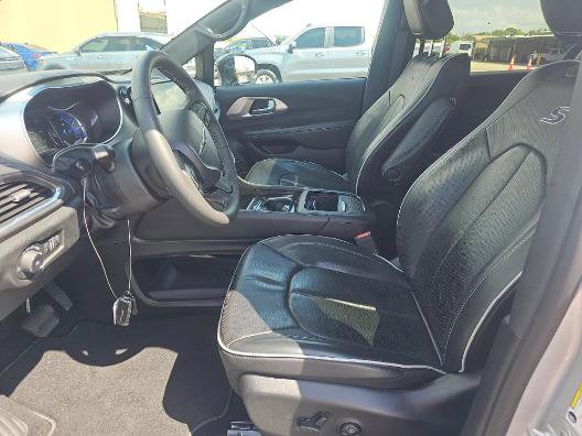 Used 2024 Chrysler Pacifica Premium FWD image 3