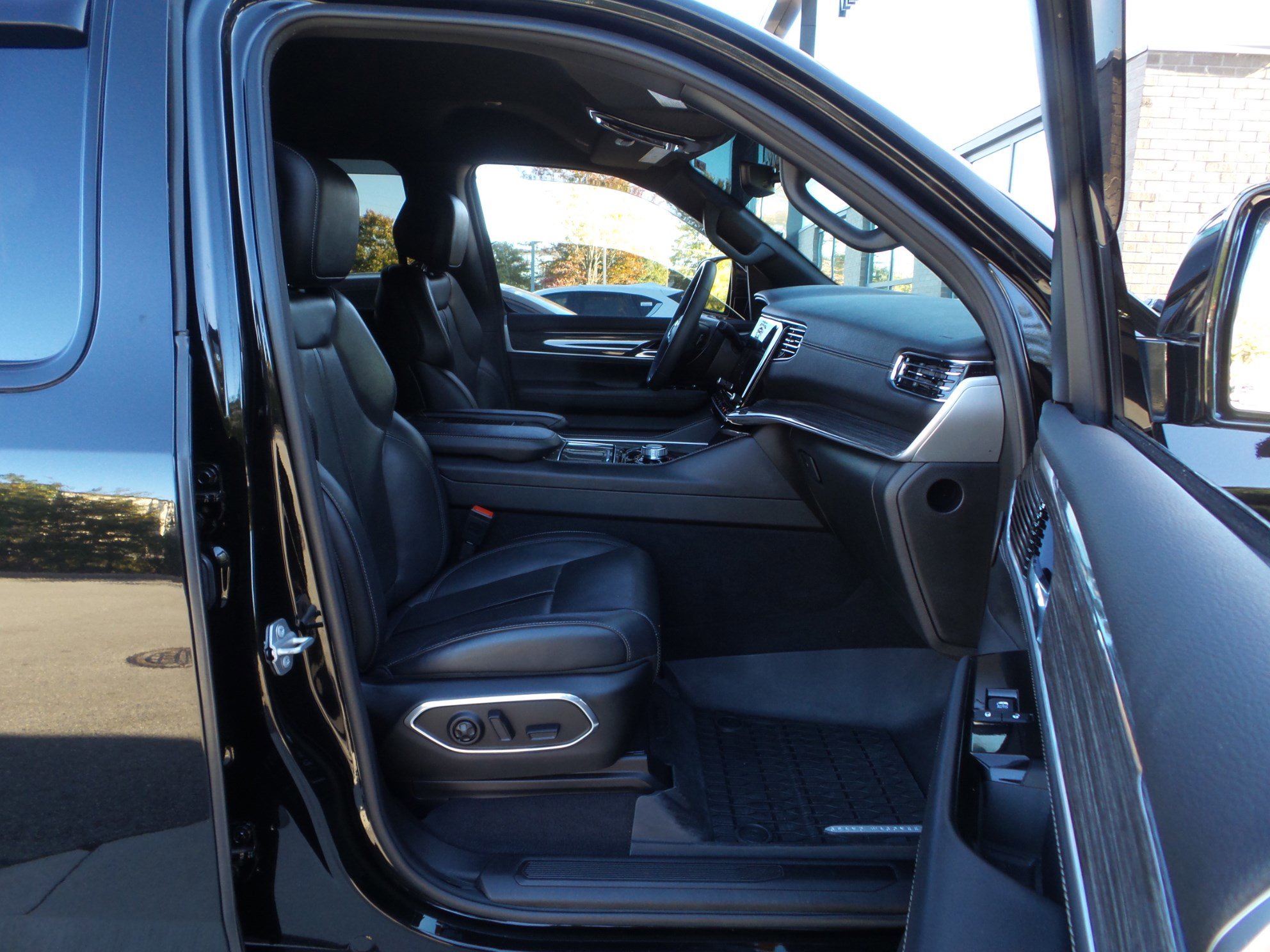 Used 2022 Jeep Wagoneer Series II image 40