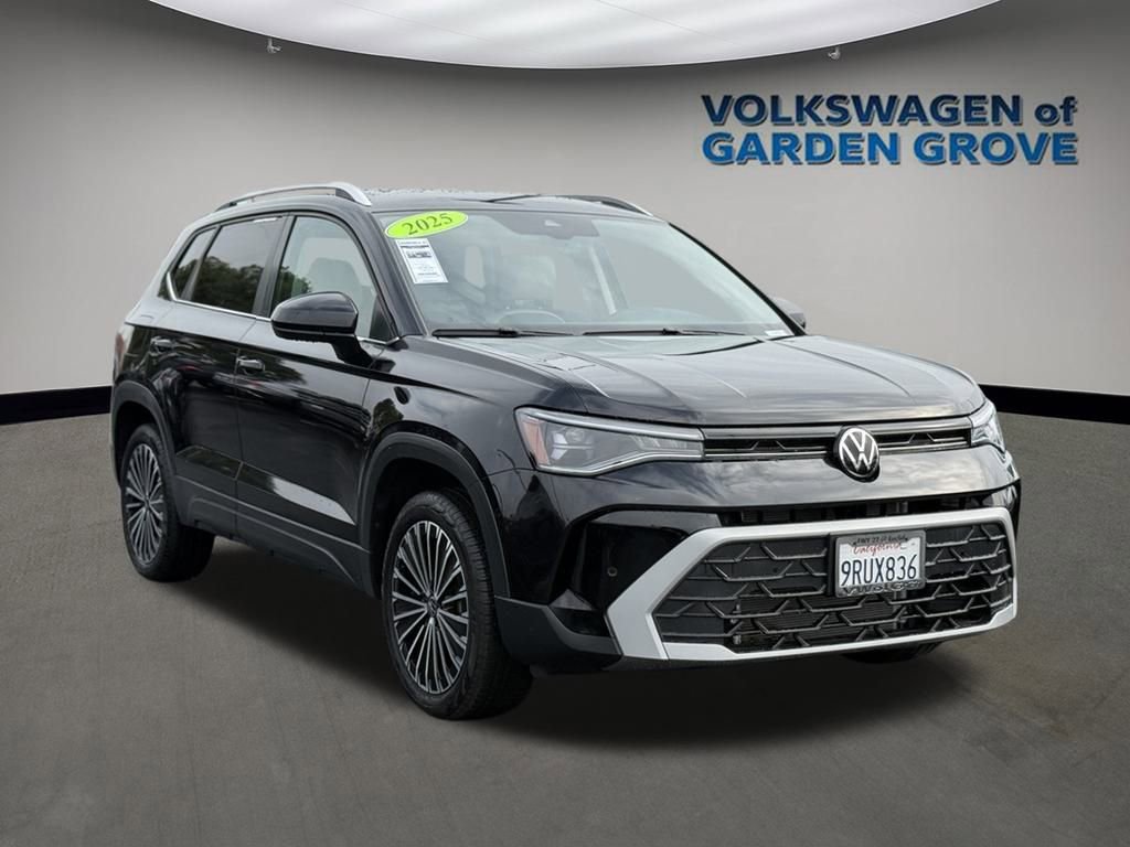 Used 2025 Volkswagen Taos SE image 2