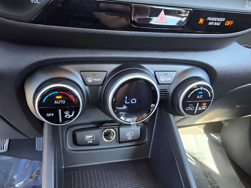 Used 2025 Hyundai Venue SEL image 19